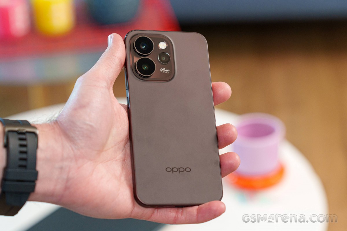 Cận cảnh OPPO Reno15 Pro Mini với kích thước nhỏ gọn