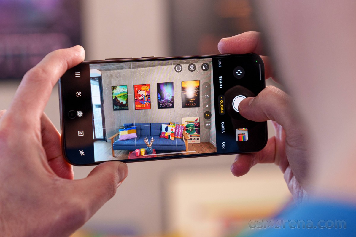 Cận cảnh OPPO Reno15 Pro Mini với camera chính 50MP