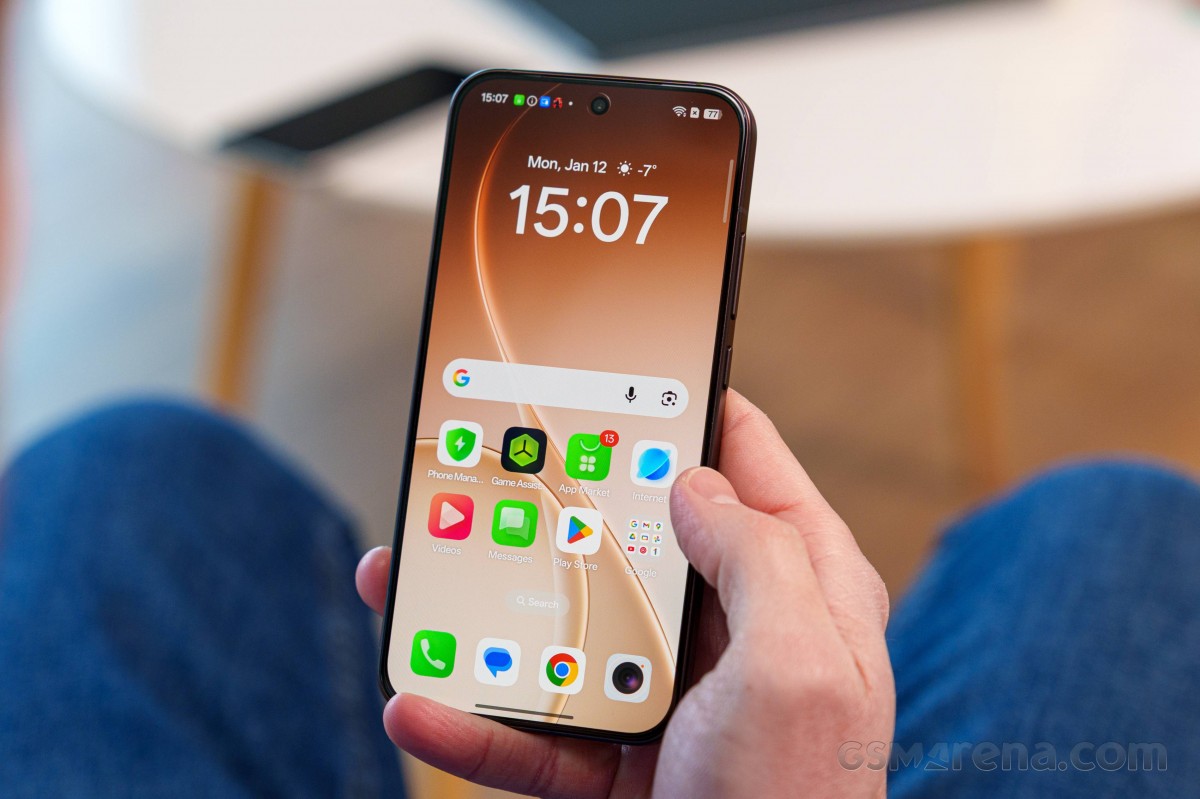 Cận cảnh OPPO Reno15 Pro Mini với giao diện ColorOS 16