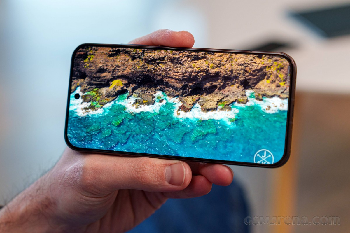 Cận cảnh OPPO Reno15 Pro Mini với màn hình 6.32 inch
