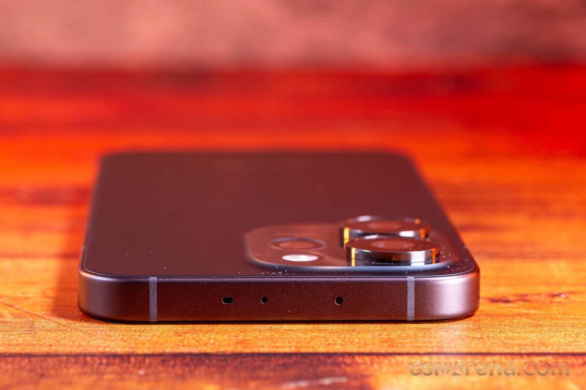 Cận cảnh OPPO Reno15 Pro Mini: Khu vực cạnh trên