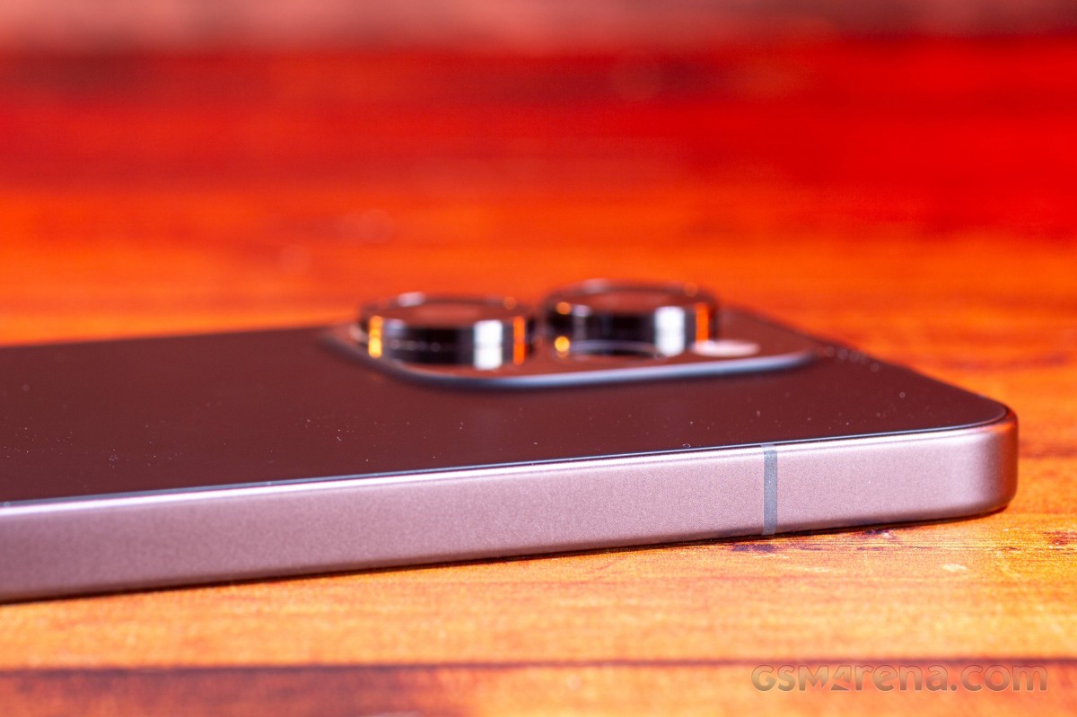 Cận cảnh OPPO Reno15 Pro Mini khu vực cạnh trái