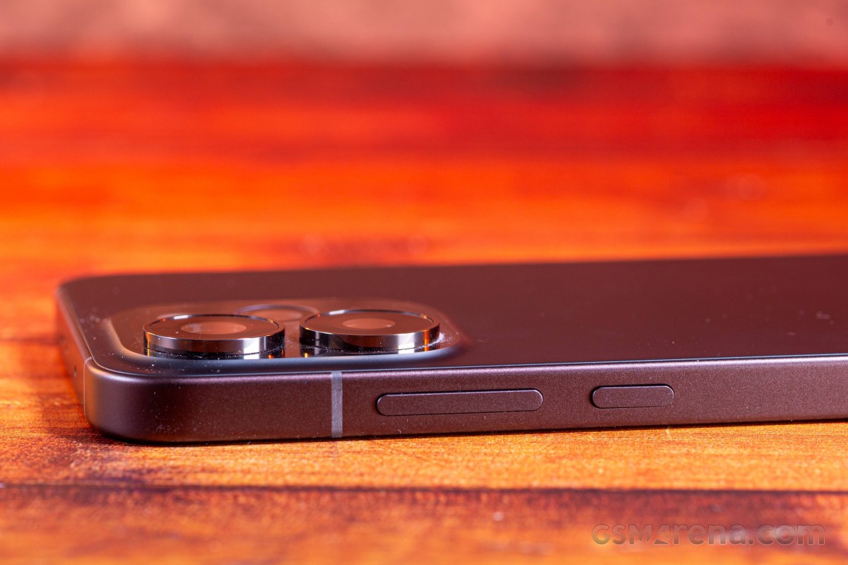 Cận cảnh OPPO Reno15 Pro Mini: Khu vực cạnh phải