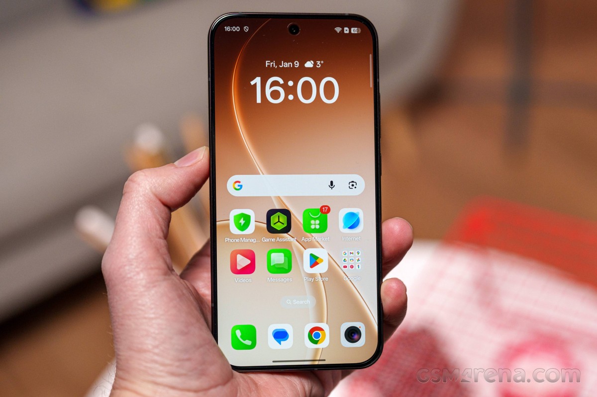 Cận cảnh OPPO Reno15 Pro Mini: Màn hình có độ sáng HBM 1,800 nits