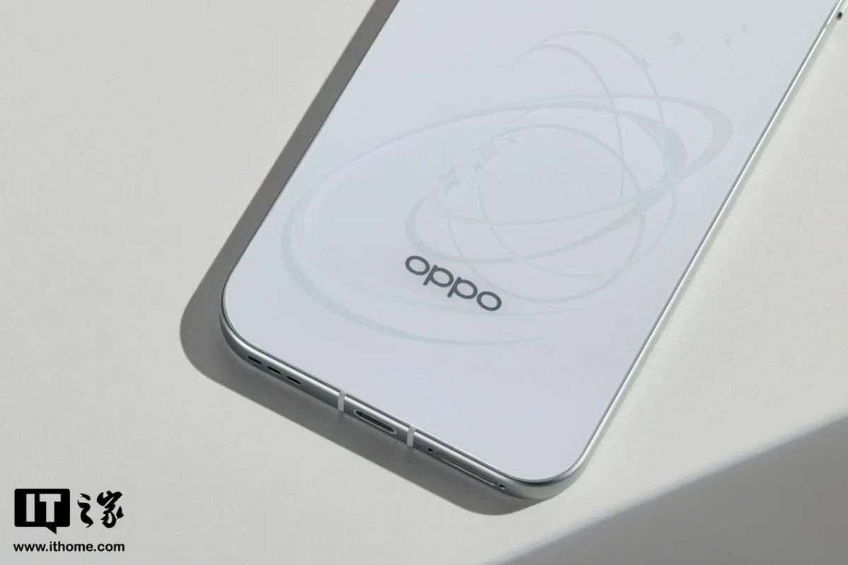 Cận cảnh OPPO Reno16 Pro với hoạ tiết mặt lưng địa cầu bắt mắt