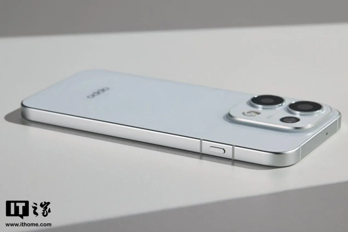 Cận cảnh OPPO Reno16 Pro với nút trợ lí AI ở bên cạnh