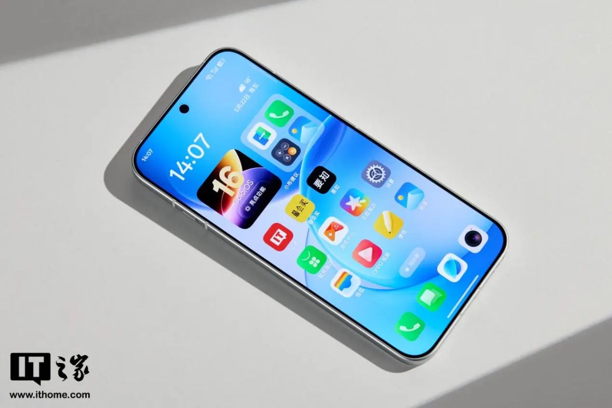 Cận cảnh OPPO Reno16 Pro với màn hình có độ sáng 3,600 nits