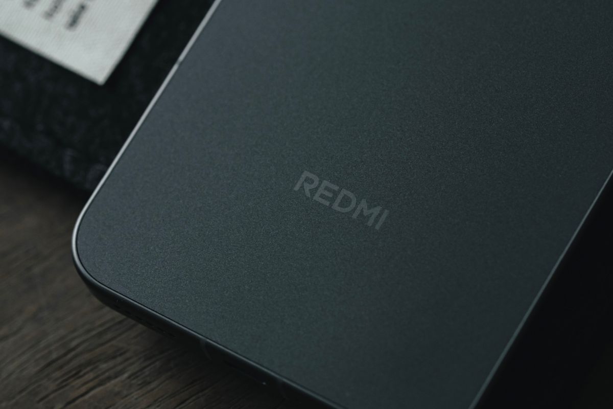 Cận cảnh Redmi K90 Ultra với mặt lưng kính được hoàn thiện nhám mờ