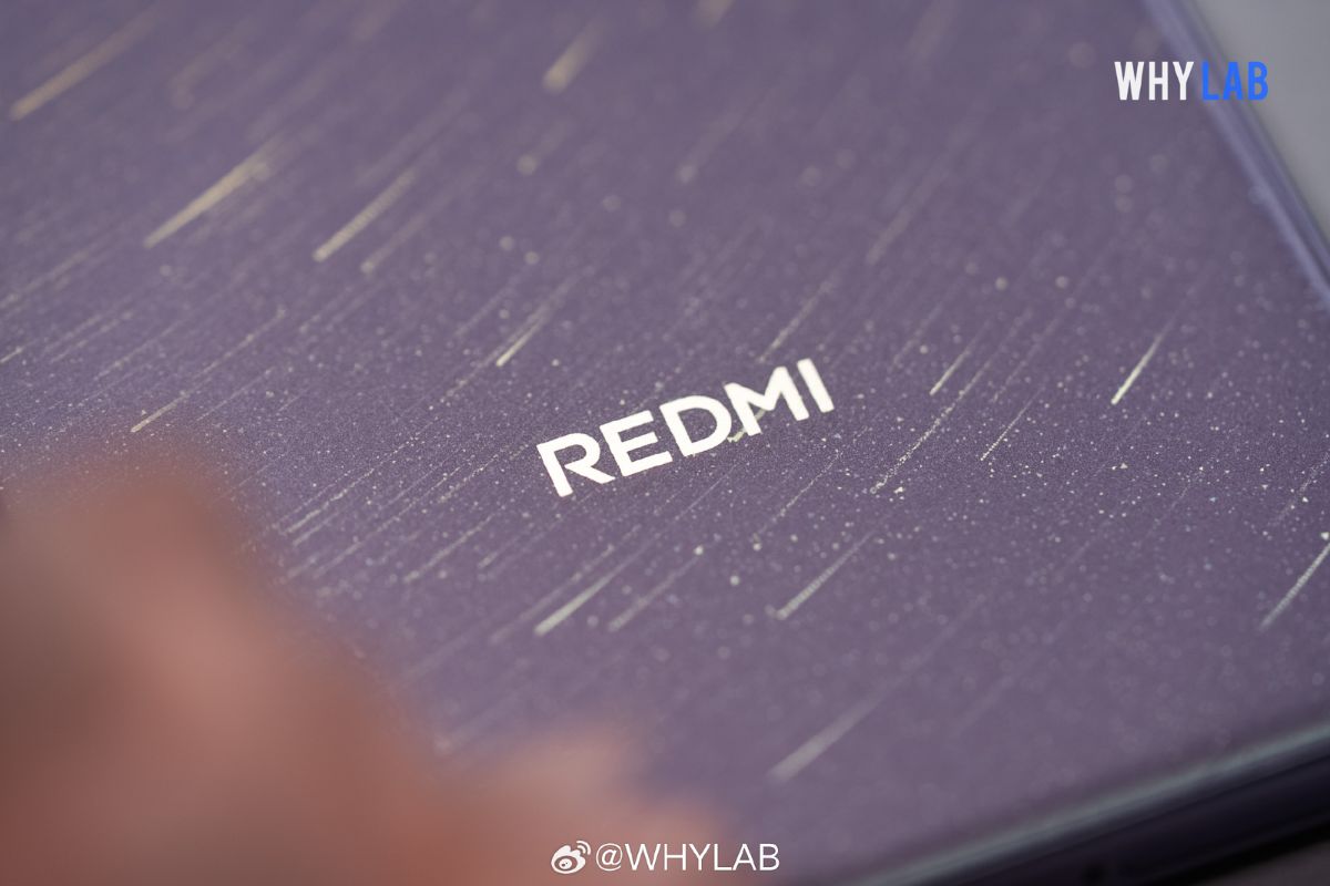 Cận cảnh Redmi Note 17 với mặt lưng nhựa cùng logo hãng