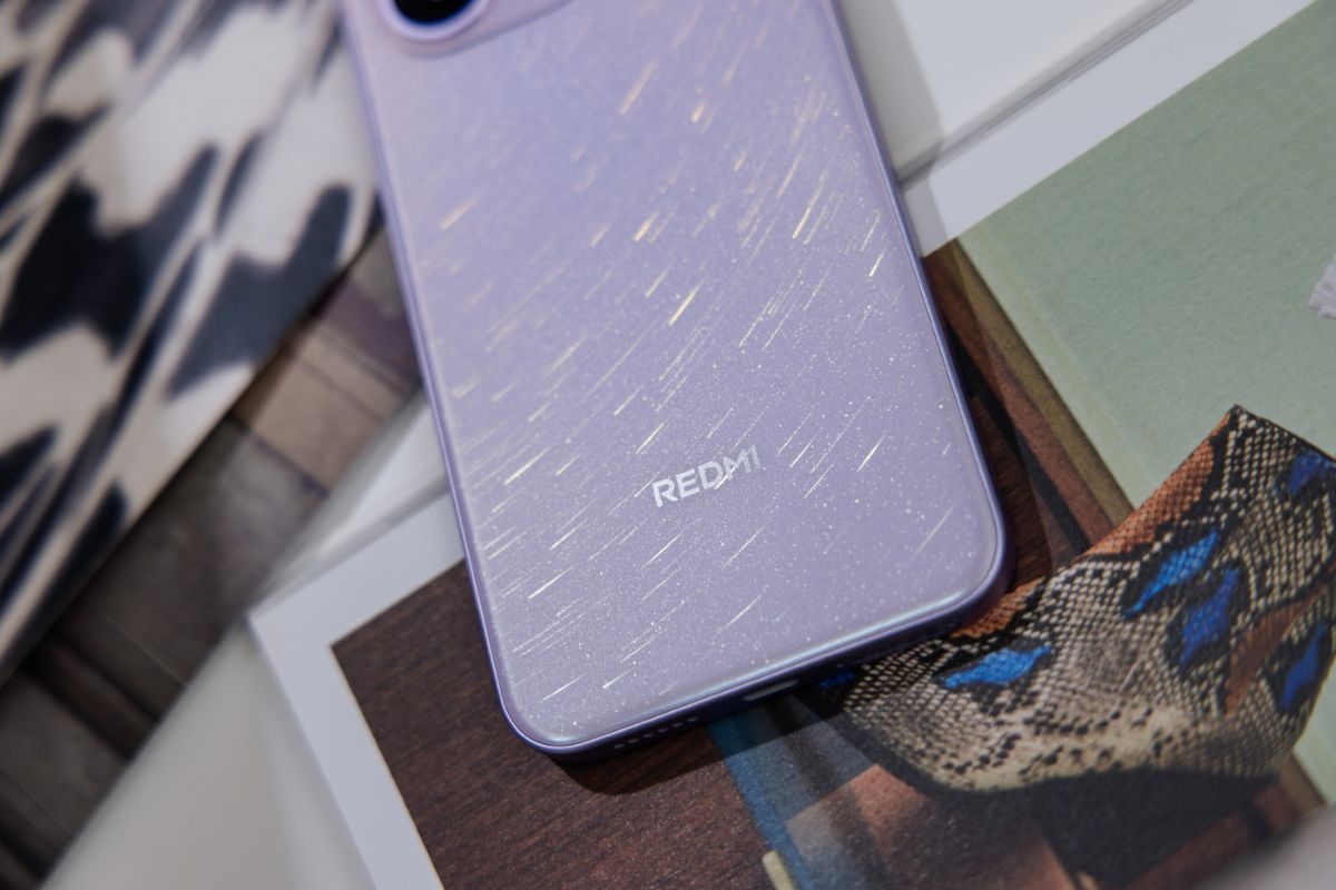 Cận cảnh Redmi Note 17 với các hiệu ứng ánh sáng khi nhìn góc nhìn khác nhau