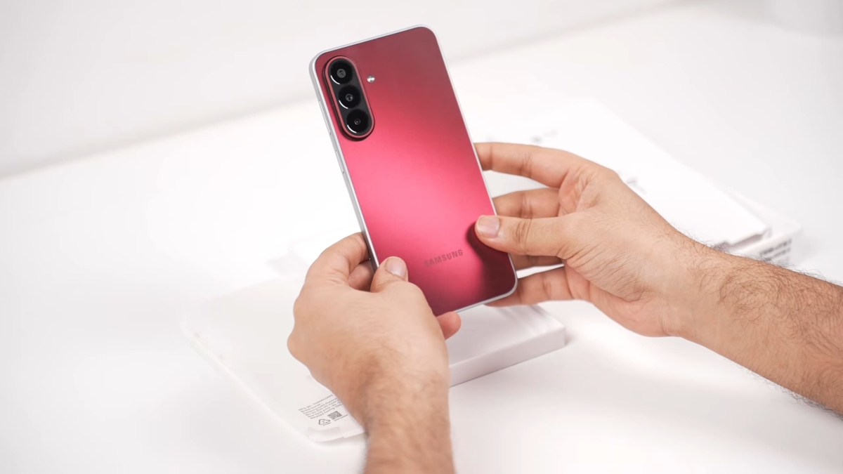 Cận cảnh Samsung Galaxy M47 5G với mặt lưng kính