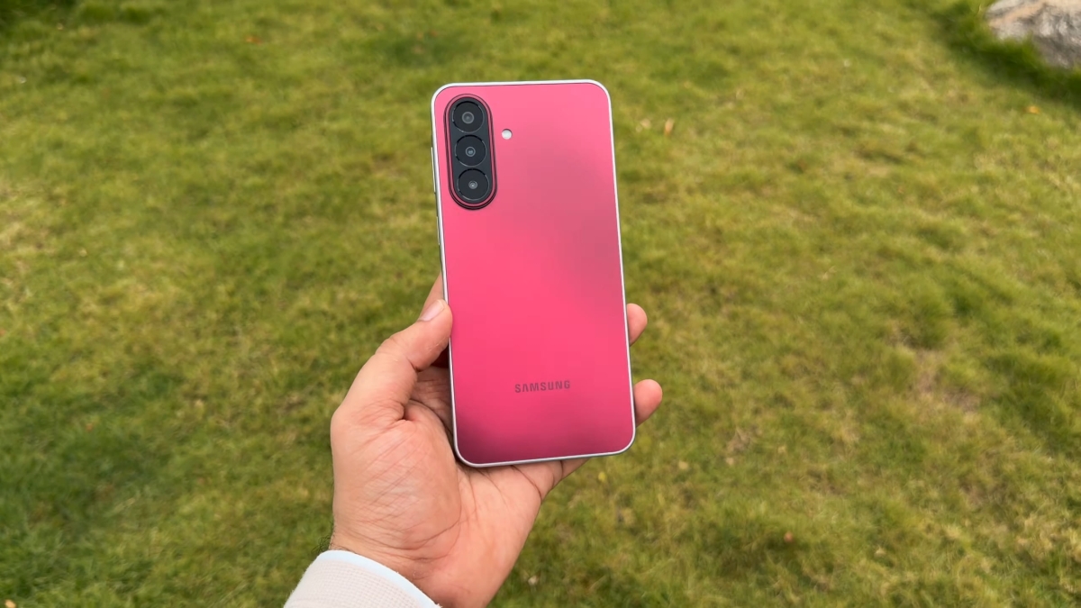 Cận cảnh Samsung Galaxy M47 5G phiên bản màu đỏ