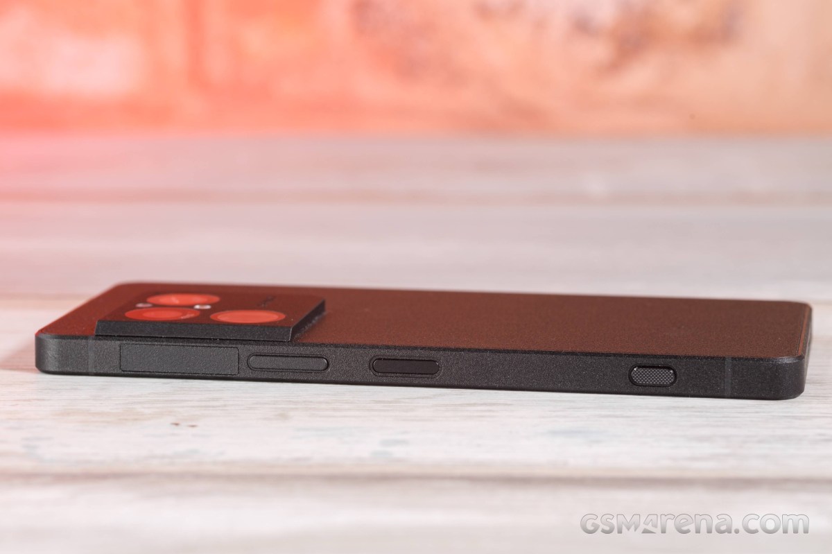 Cận cảnh Sony Xperia 1 VIII với các phím chức năng ở cạnh phải