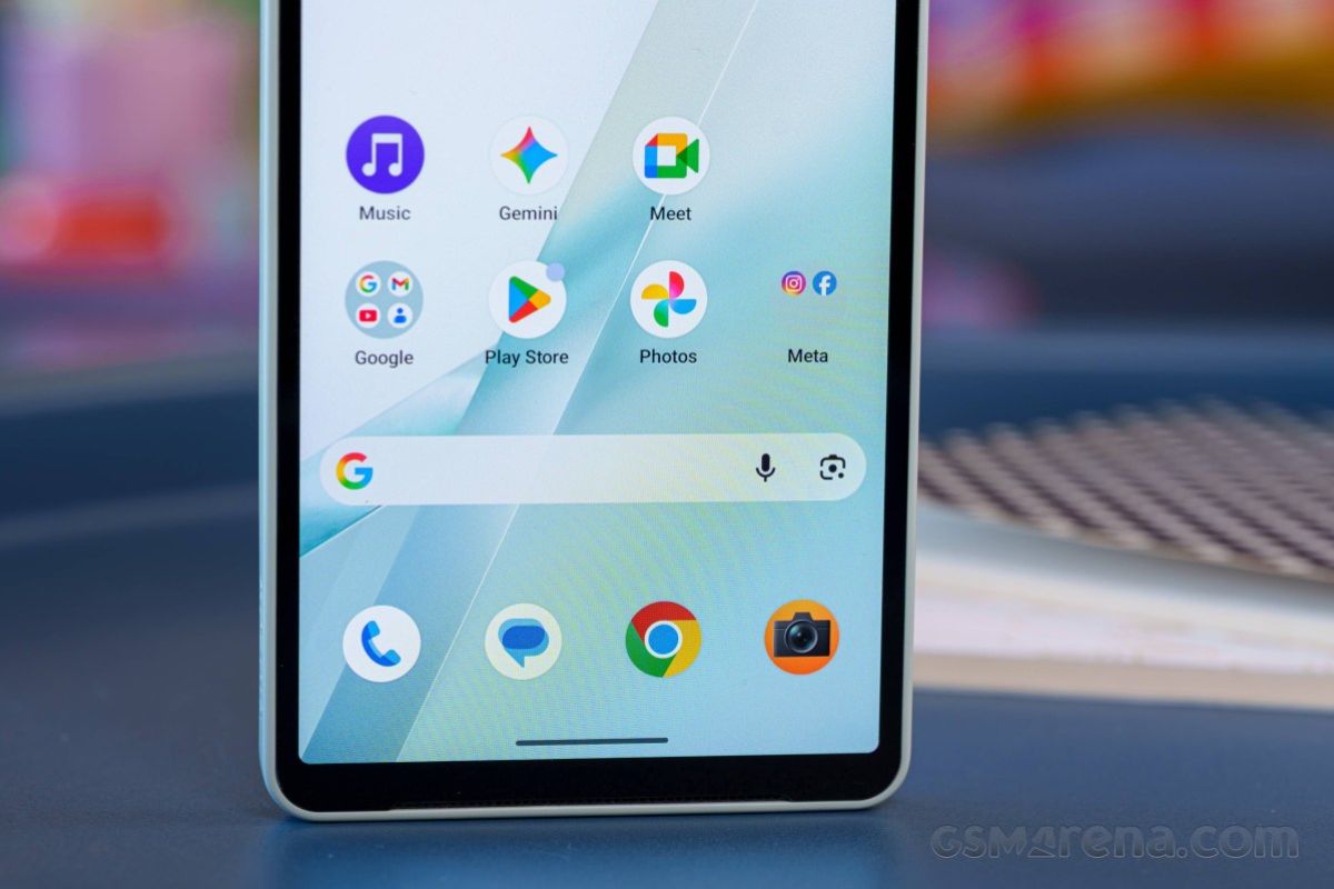 Cận cảnh Sony Xperia 10 VIII với viền màn hình trên dưới khá dày