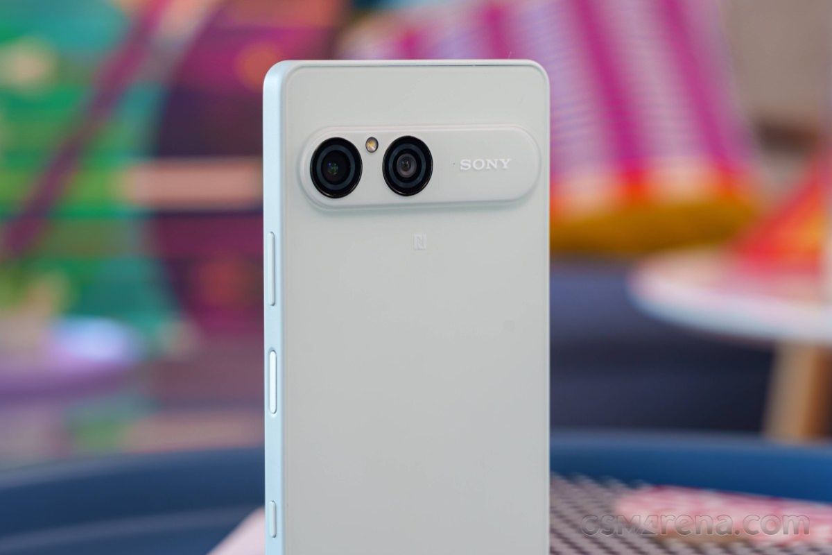 Cận cảnh Sony Xperia 10 VIII mặt lưng