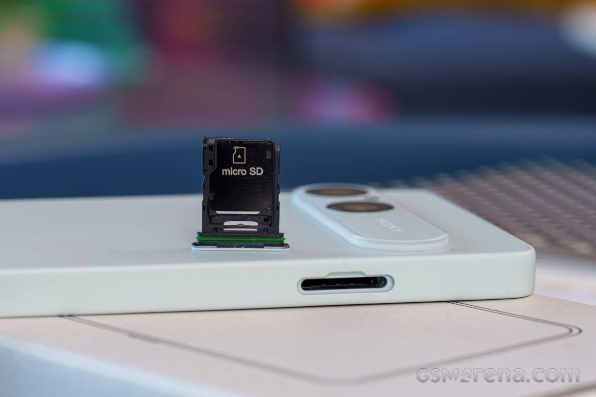 Cận cảnh Sony Xperia 10 VIII hỗ trợ khe thẻ nhớ microSD