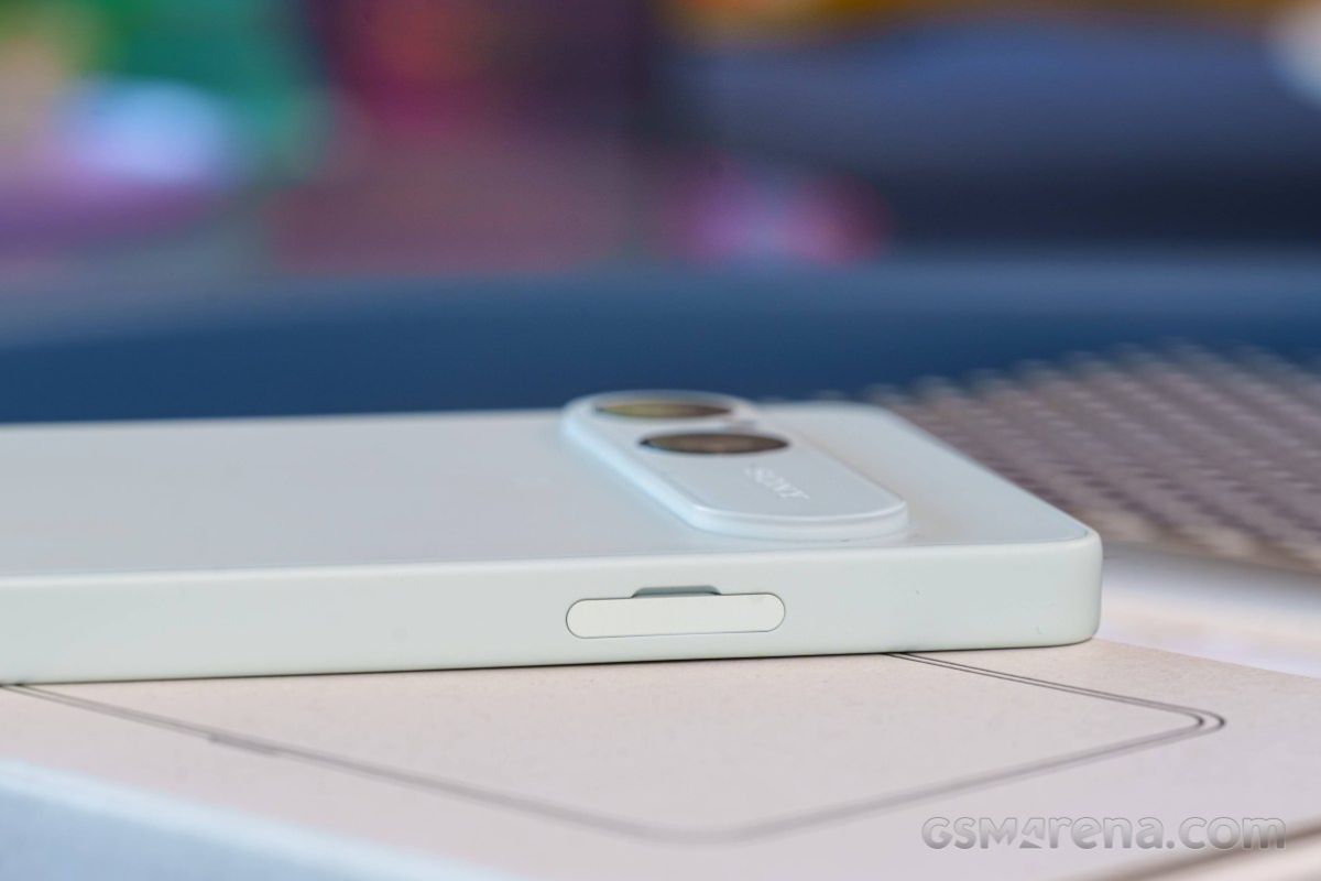Cận cảnh Sony Xperia 10 VIII cạnh trái