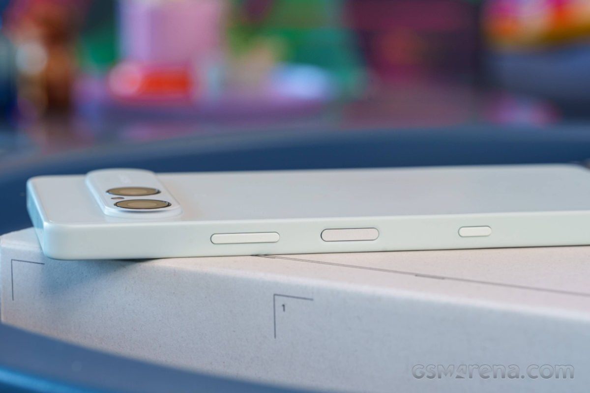 Cận cảnh Sony Xperia 10 VIII cạnh phải