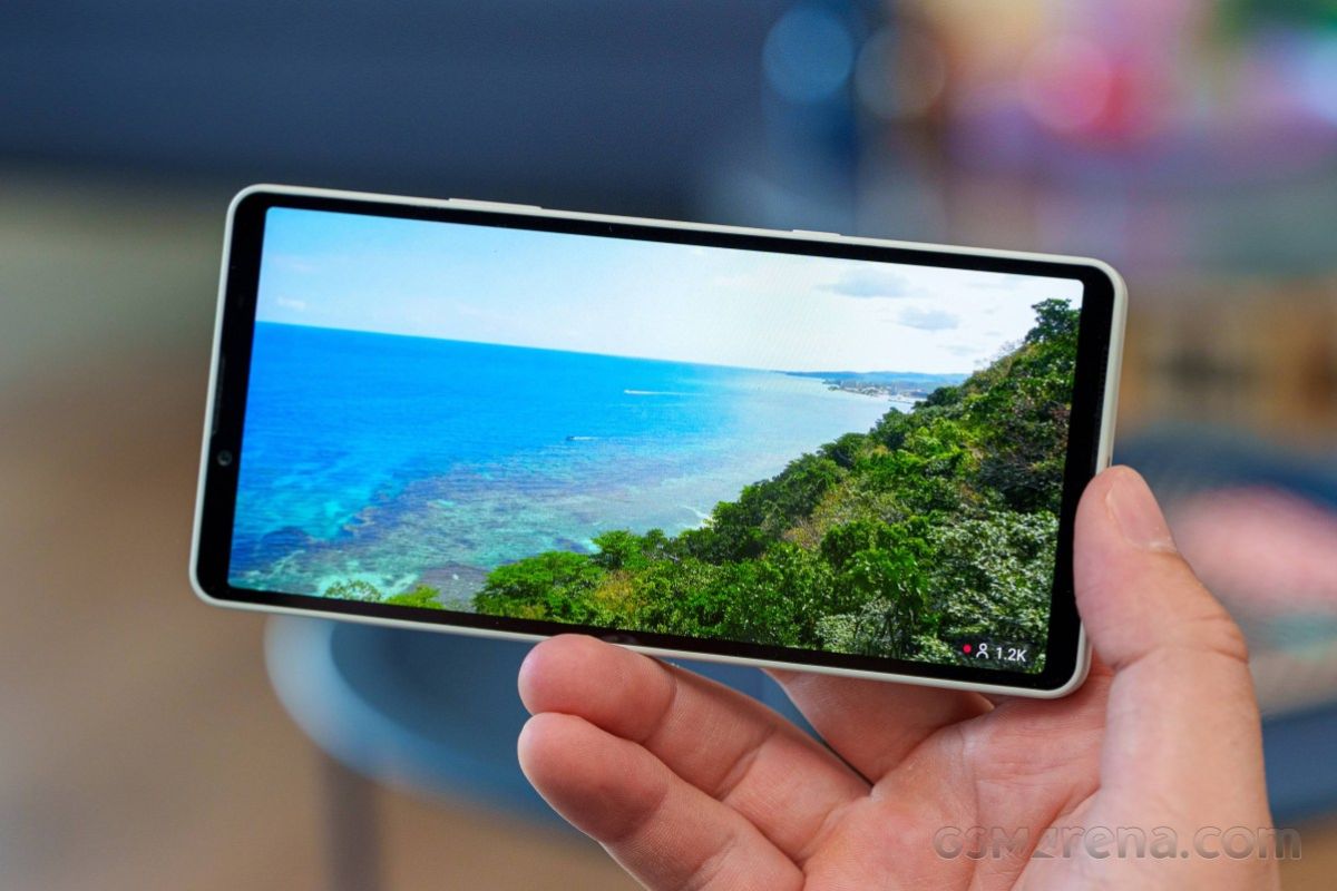 Cận cảnh Sony Xperia 10 VIII về màn hình