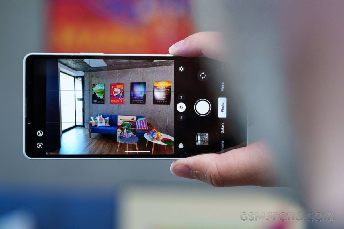 Cận cảnh Sony Xperia 10 VIII có nút điều khiển nhanh ở cạnh bên
