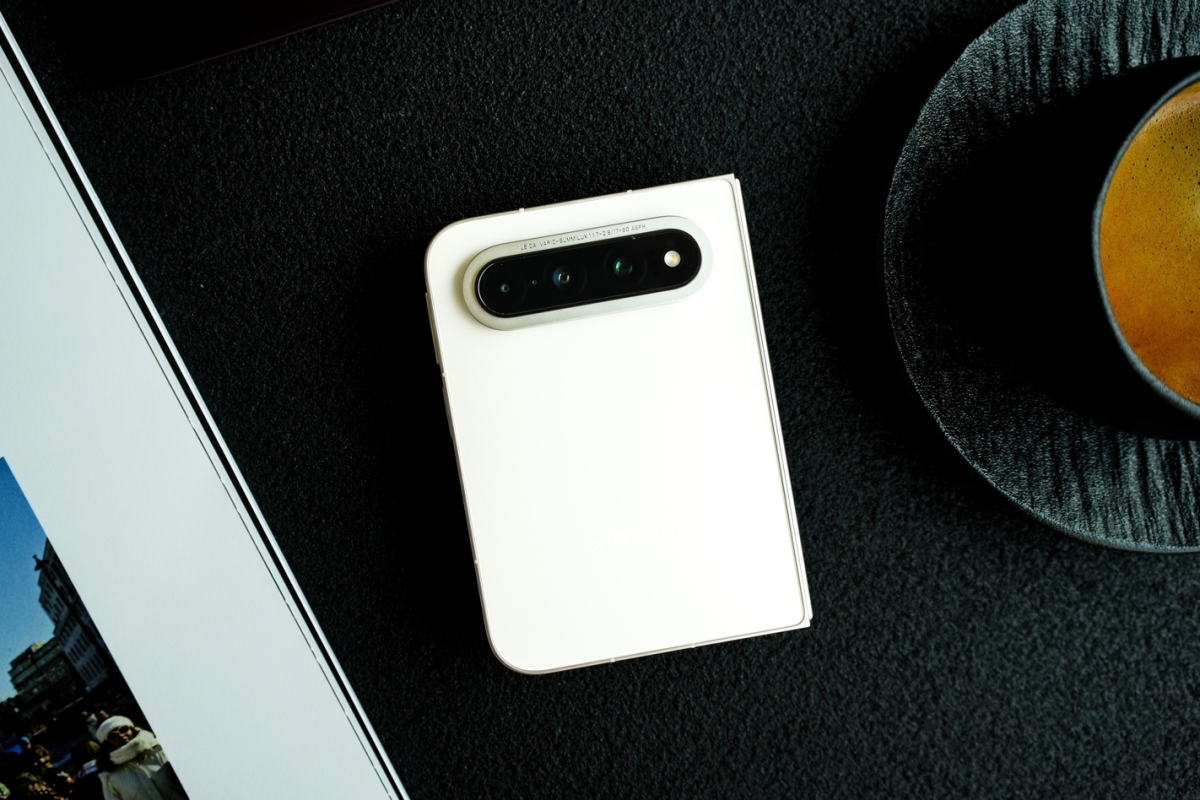 Cận cảnh Xiaomi 18 Fold phiên bản màu trắng