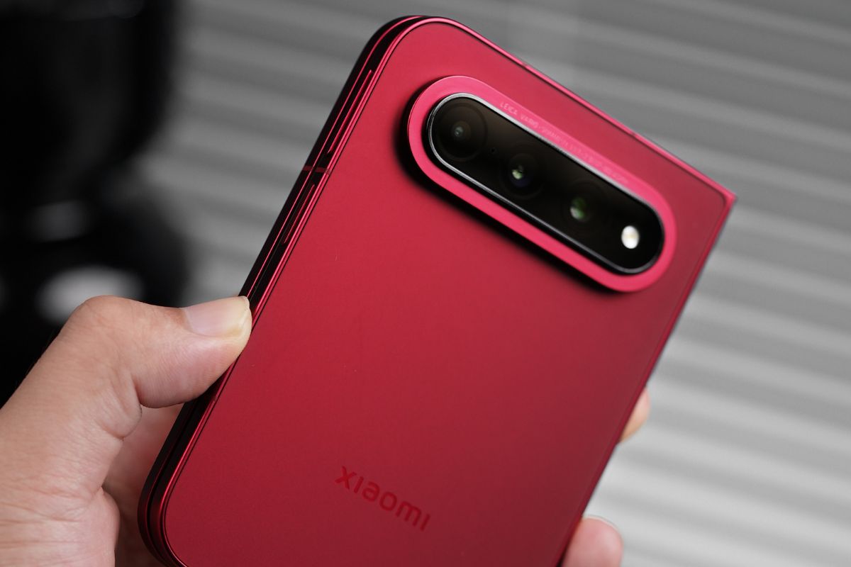 Cận cảnh Xiaomi 18 Fold về thiết kế mặt lưng