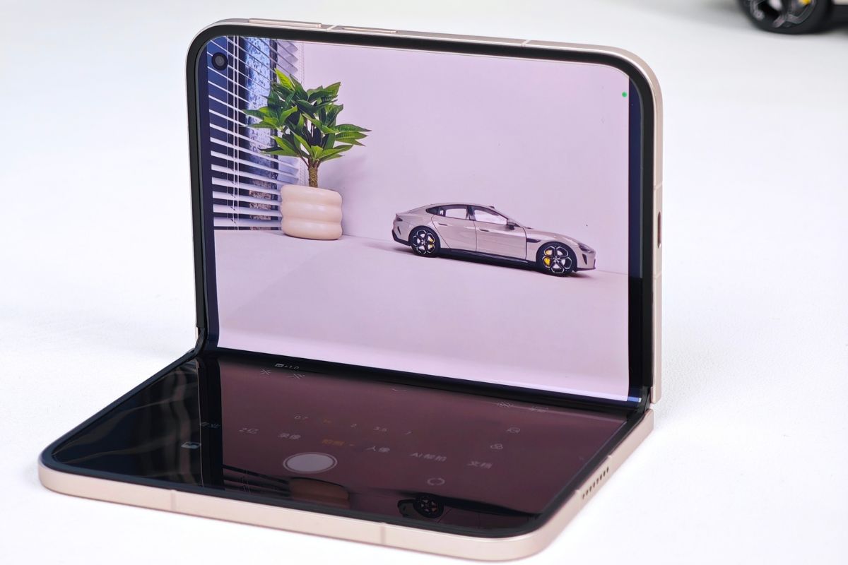 Cận cảnh Xiaomi 18 Fold và chế độ chụp để bàn
