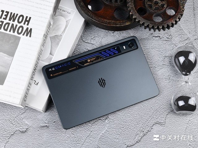 Cận cảnh RedMagic Gaming Tablet 5 Pro với sức mạnh đến từ con chip Snapdragon 8 Elite Gen 5