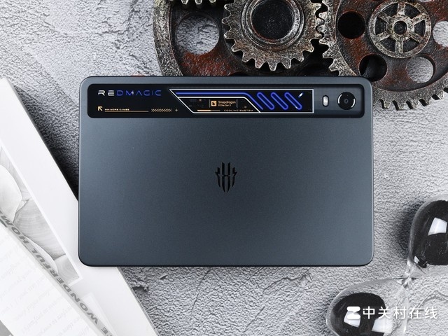 Cận cảnh RedMagic Gaming Tablet 5 Pro về thiết kế