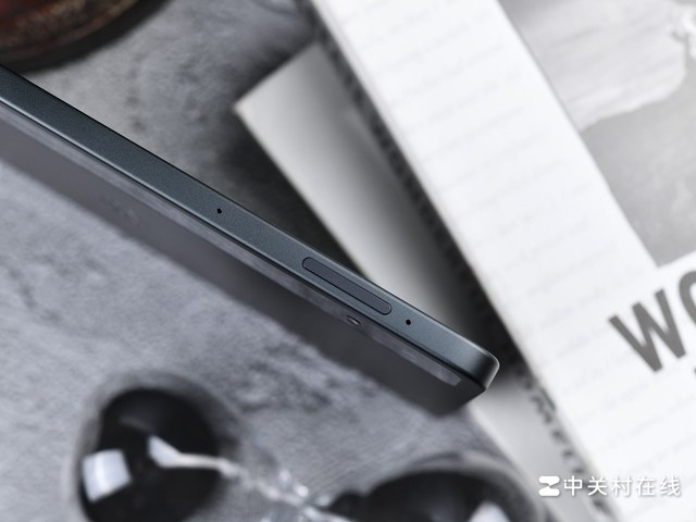 Cận cảnh RedMagic Gaming Tablet 5 Pro cạnh phải
