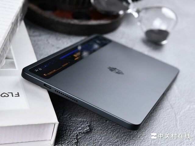 Cận cảnh RedMagic Gaming Tablet 5 Pro có 2 cổng sạc USB-C
