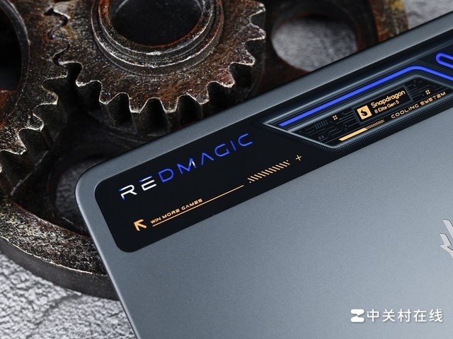 Cận cảnh RedMagic Gaming Tablet 5 Pro với dải đèn LED đặc trưng ở mặt lưng
