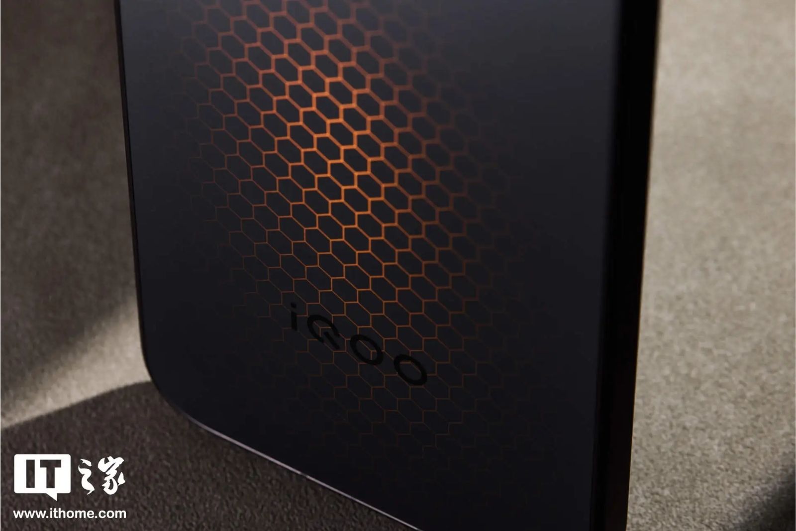 Cận cảnh iQOO 15 Ultra với hiệu ứng ánh sáng bắt mắt