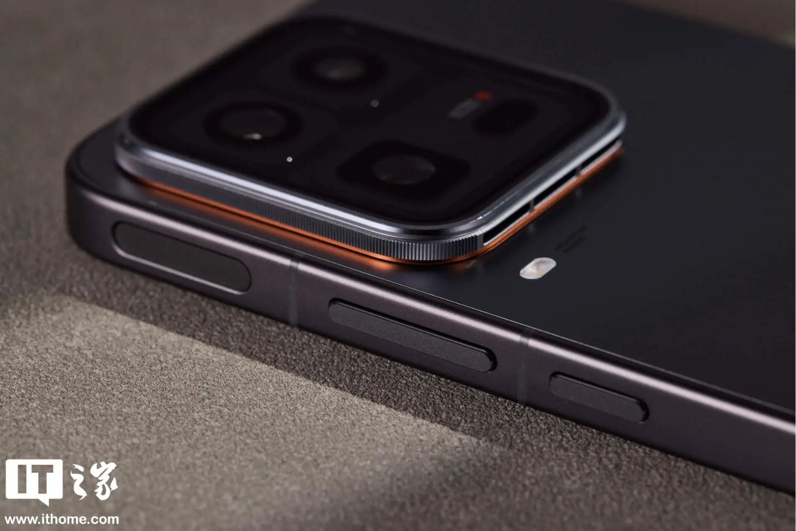 Cận cảnh iQOO 15 Ultra với khu vực phím chức năng