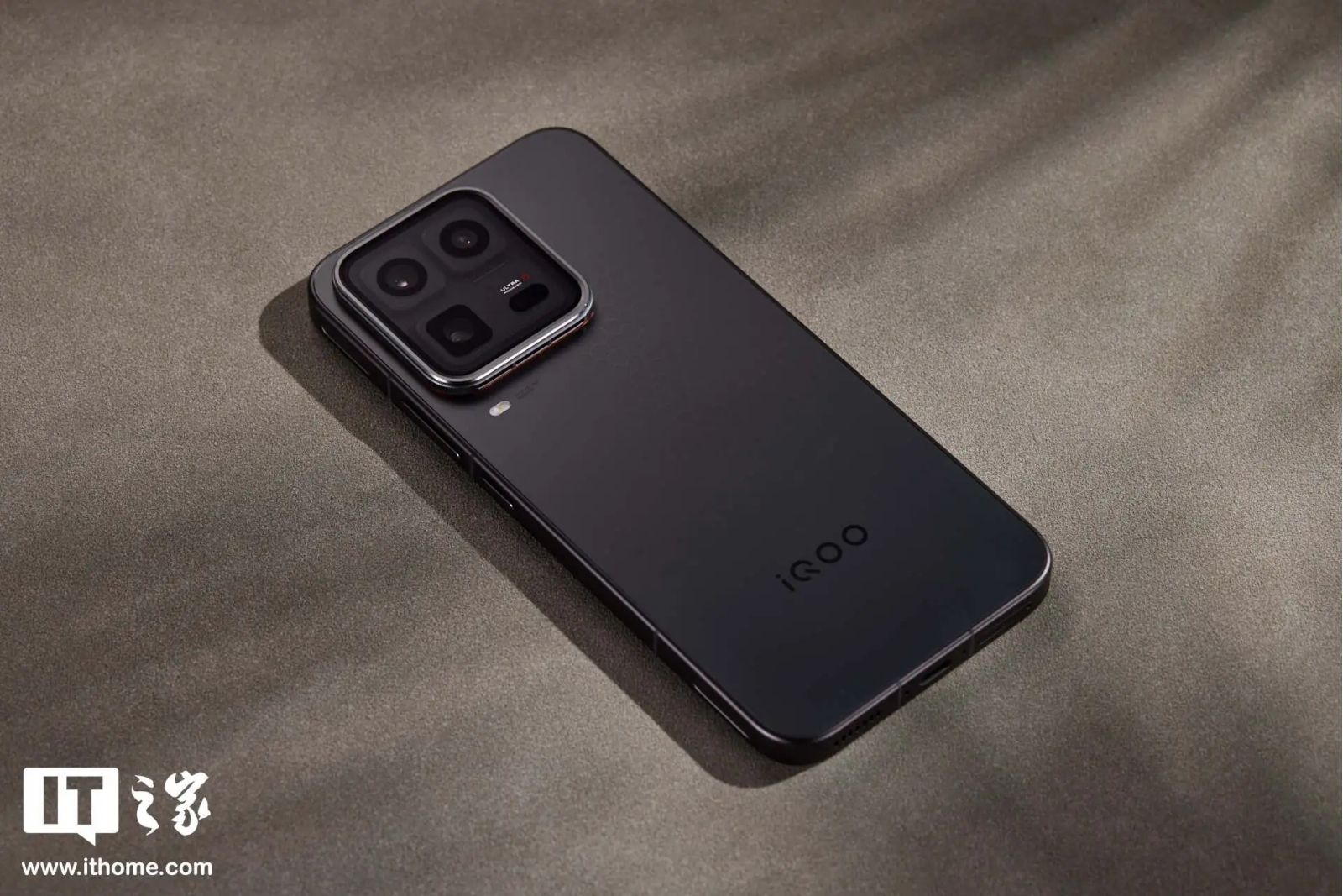 Cận cảnh iQOO 15 Ultra với dung lượng pin 7,400mAh