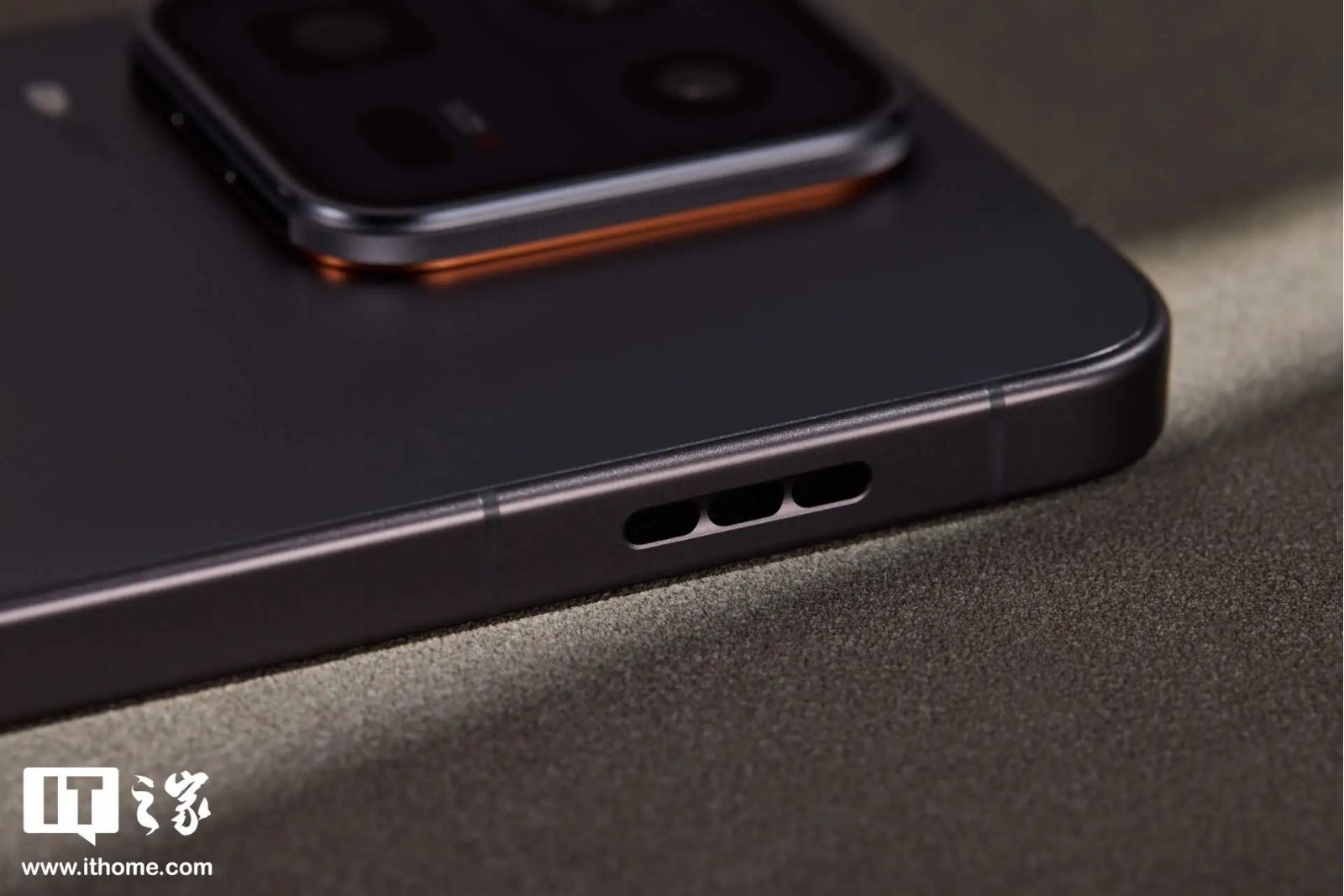 Cận cảnh iQOO 15 Ultra với buồng tản nhiệt