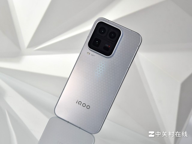 Cận cảnh iQOO 15 Ultra với vi xử lý Qualcomm Snapdragon 8 Elite Gen 5