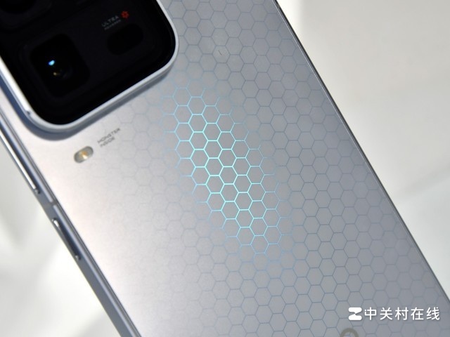 Cận cảnh iQOO 15 Ultra với họa tiết mặt lưng tổ ong lục giác