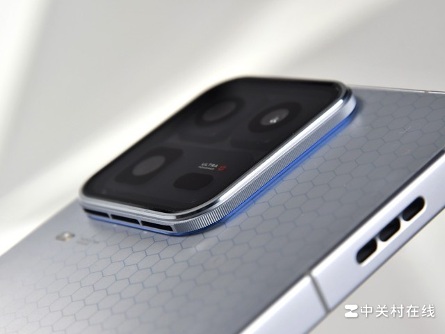 Cận cảnh iQOO 15 Ultra với dung lượng RAM lên đến 24GB