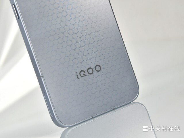 Cận cảnh iQOO 15 Ultra với mặt lưng nhám chống bám vân tay mờ giúp hạn chế