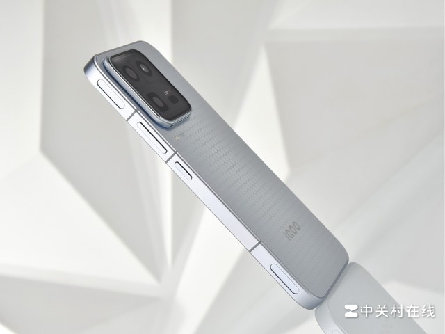 Cận cảnh iQOO 15 Ultra được trang bị nút cảm ứng điện dung