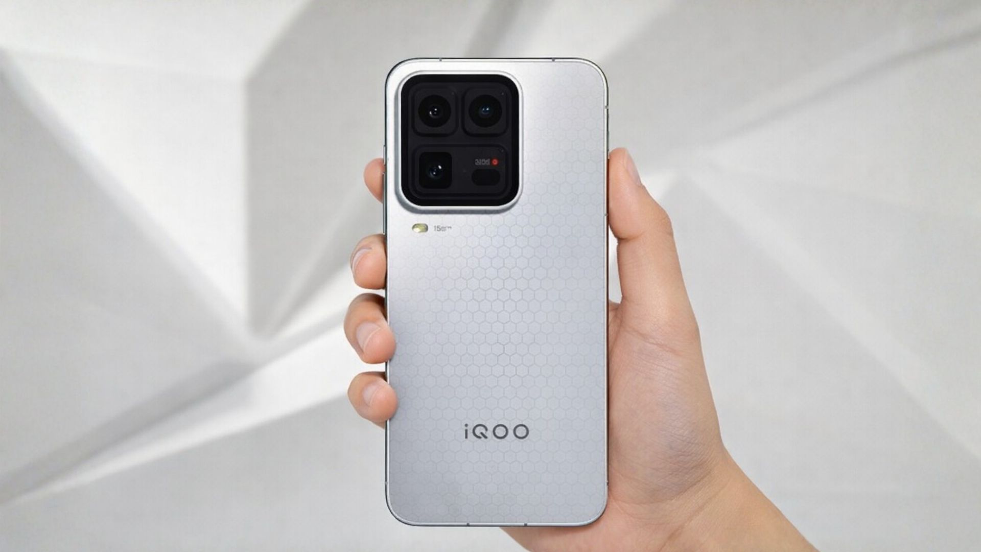 Cận cảnh iQOO 15 Ultra: Thiết kế Cyberbunk độc đáo, pin 7400mAh, chip Snapdragon 8 Elite Gen 5 mạnh mẽ