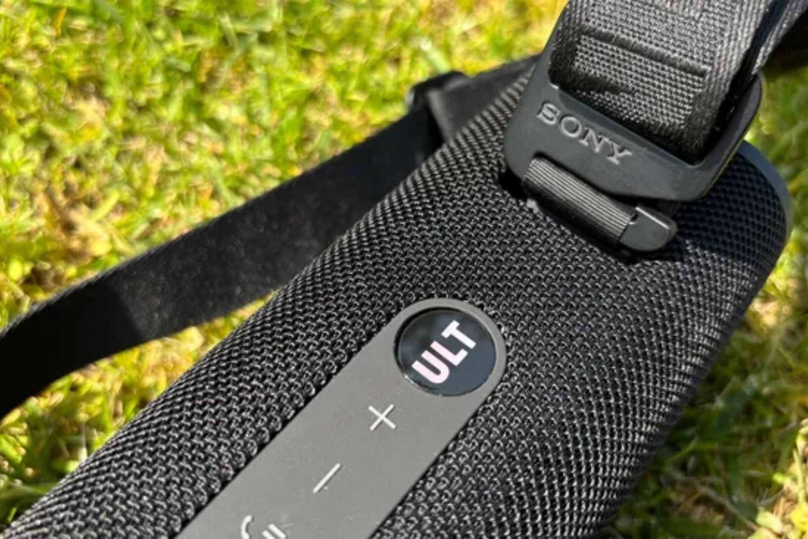 Top những mẫu loa đáng mua chơi Tết: Sony ULT Field 3 với khả năng kháng nước