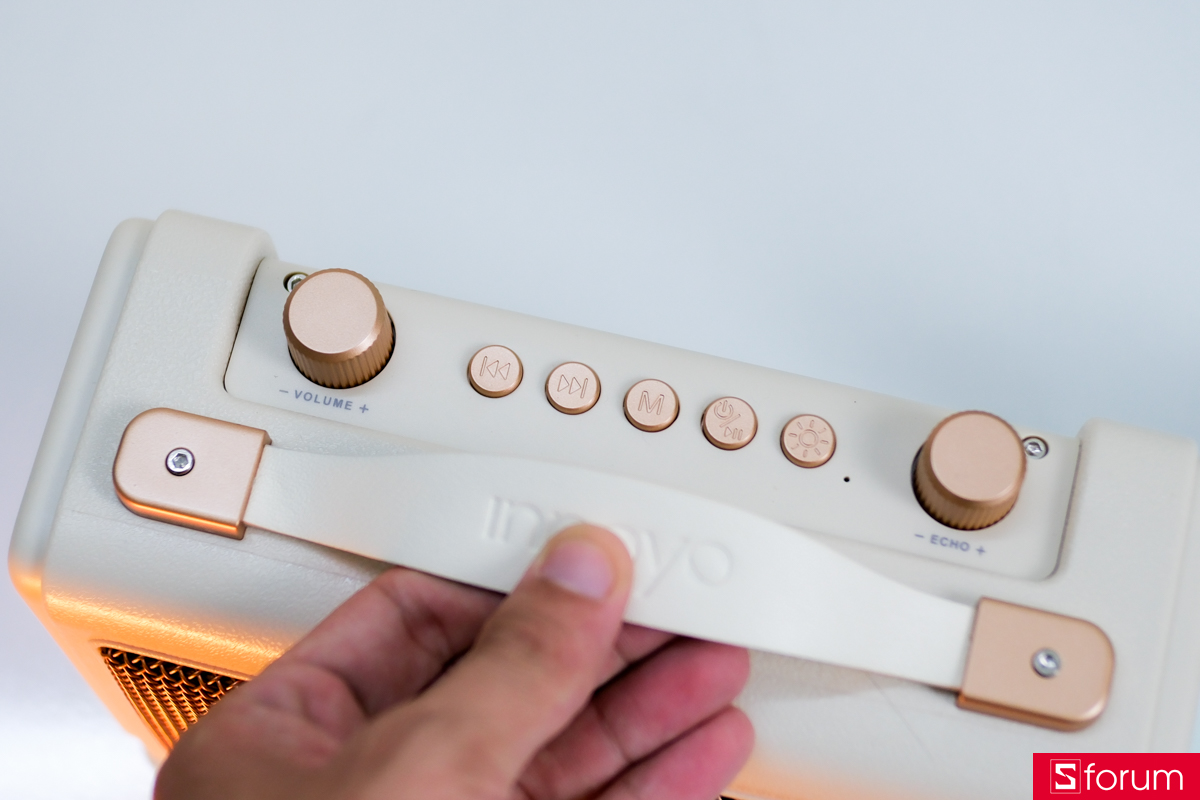 Trên tay loa karaoke Inno Sound S2 và các nút chức năng