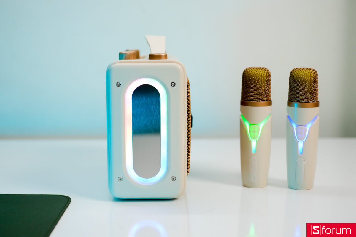 Trên tay loa karaoke Inno Sound S2 với dải đèn LED ở cạnh bên