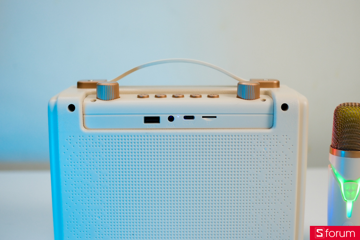 Trên tay loa karaoke Inno Sound S2 với mặt sau khu vực cổng kết nối