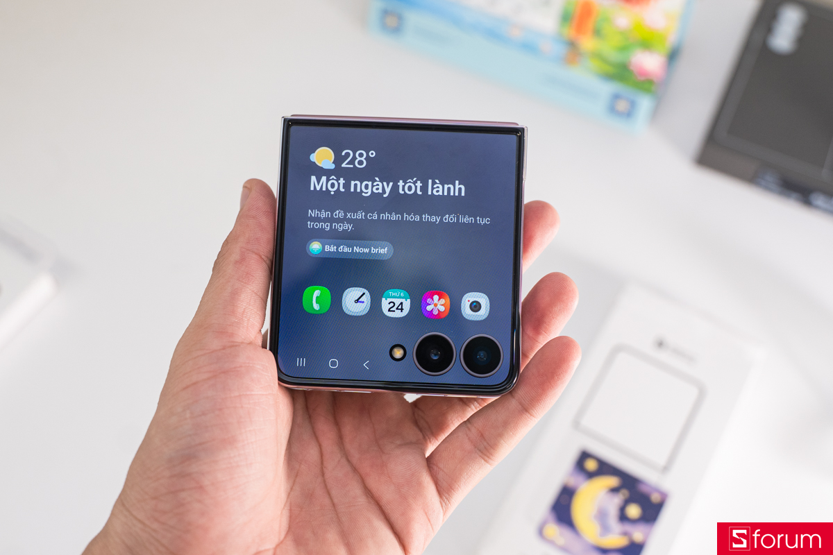 Trên tay ốp lưng Z Fold8 và Z Flip8 chính hãng: Ốp Flipsuite giúp mang lại cảm giác cầm nắm thoải mái