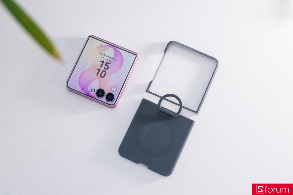 Trên tay ốp lưng Z Flip8 chính hãng Silicone có vòng tạo điểm tựa cho tay