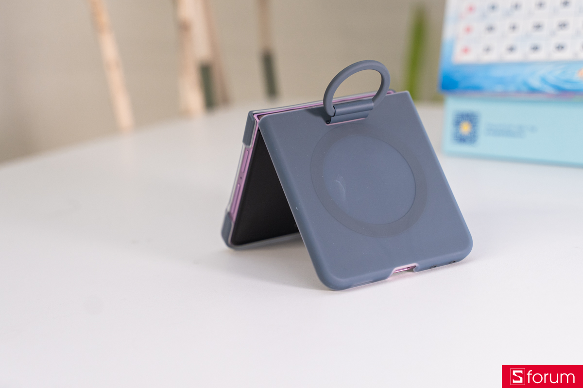 Trên tay ốp lưng Z Flip8 chính hãng Silicone MagSafe phù hợp cho người dùng thích cầm máy với 1 tay