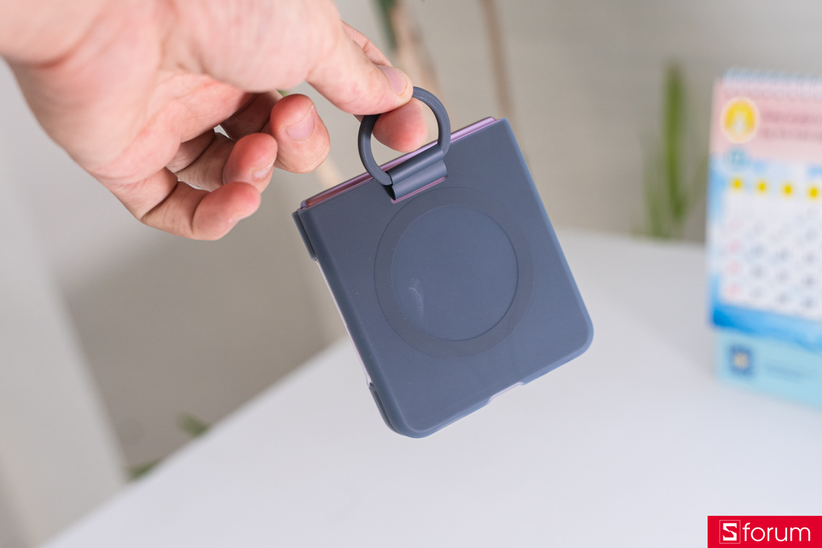Trên tay ốp lưng Z Flip8 chính hãng Silicone có MagSafe mang lại cảm giác cầm nắm thoải mái
